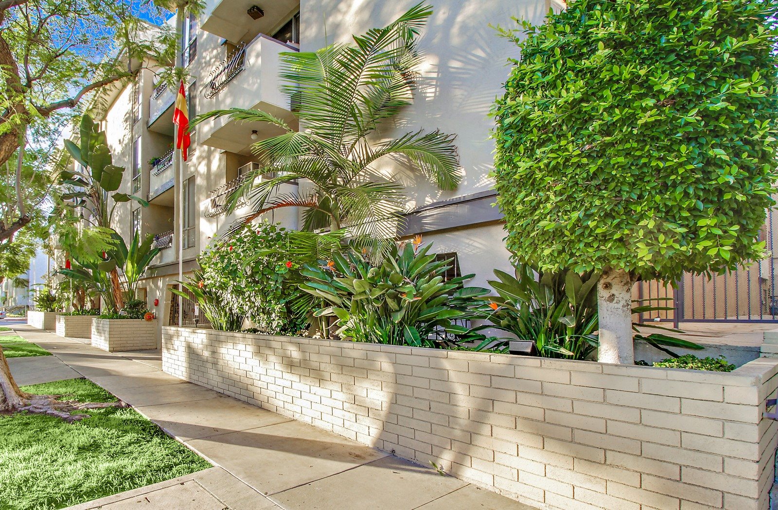 Apartments in Beverly Grove Los Angeles CA 8585 Burton Way Burton