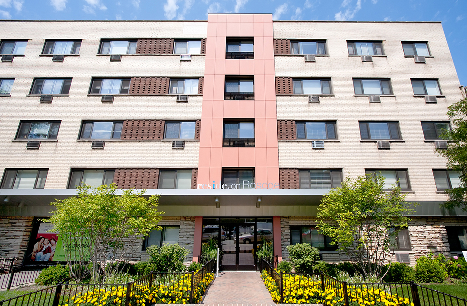 Reside on Roscoe Apartments in Chicago, IL