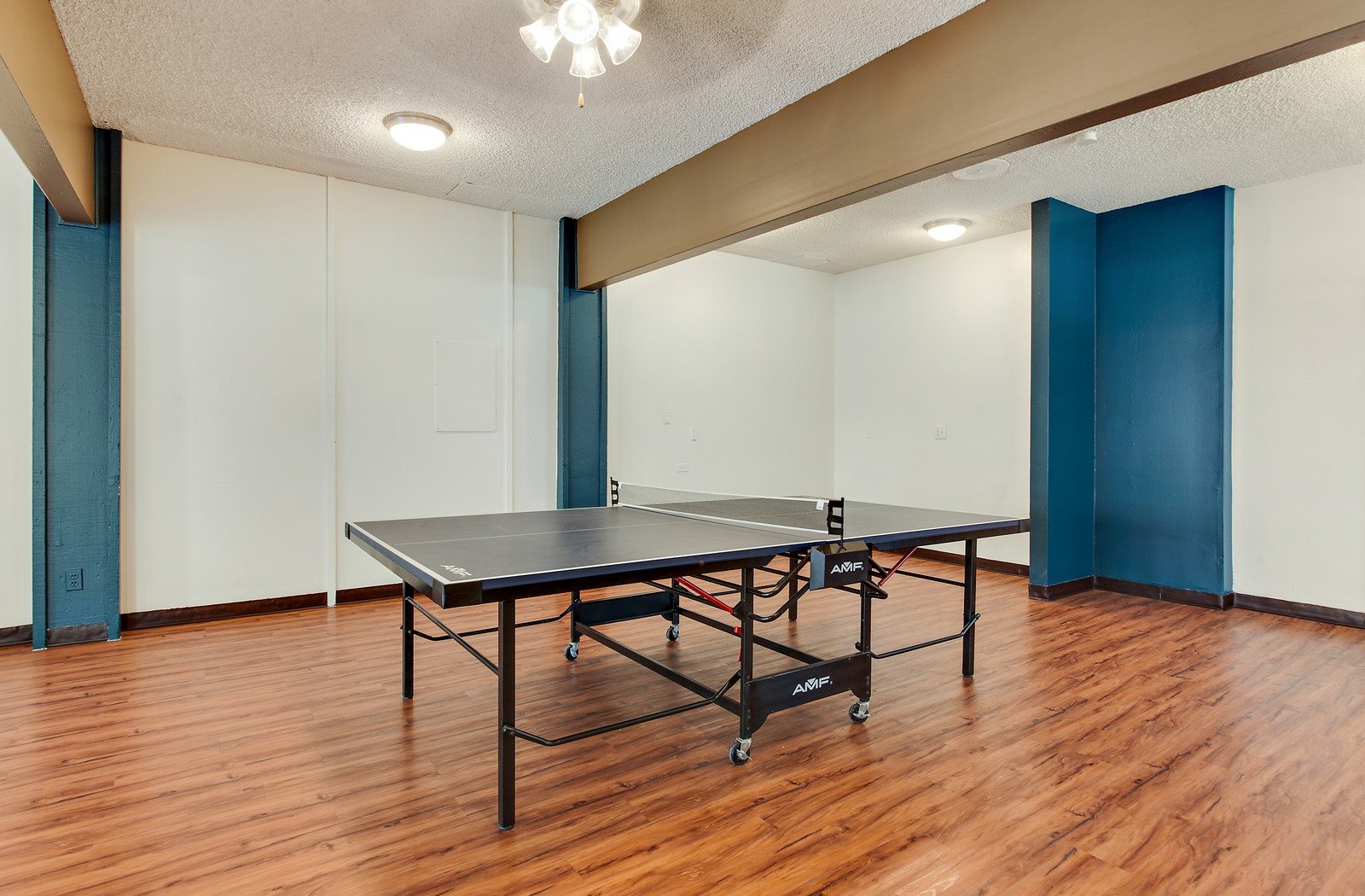 Apartments in Tarzana Los Angeles CA 5830 Reseda Boulevard