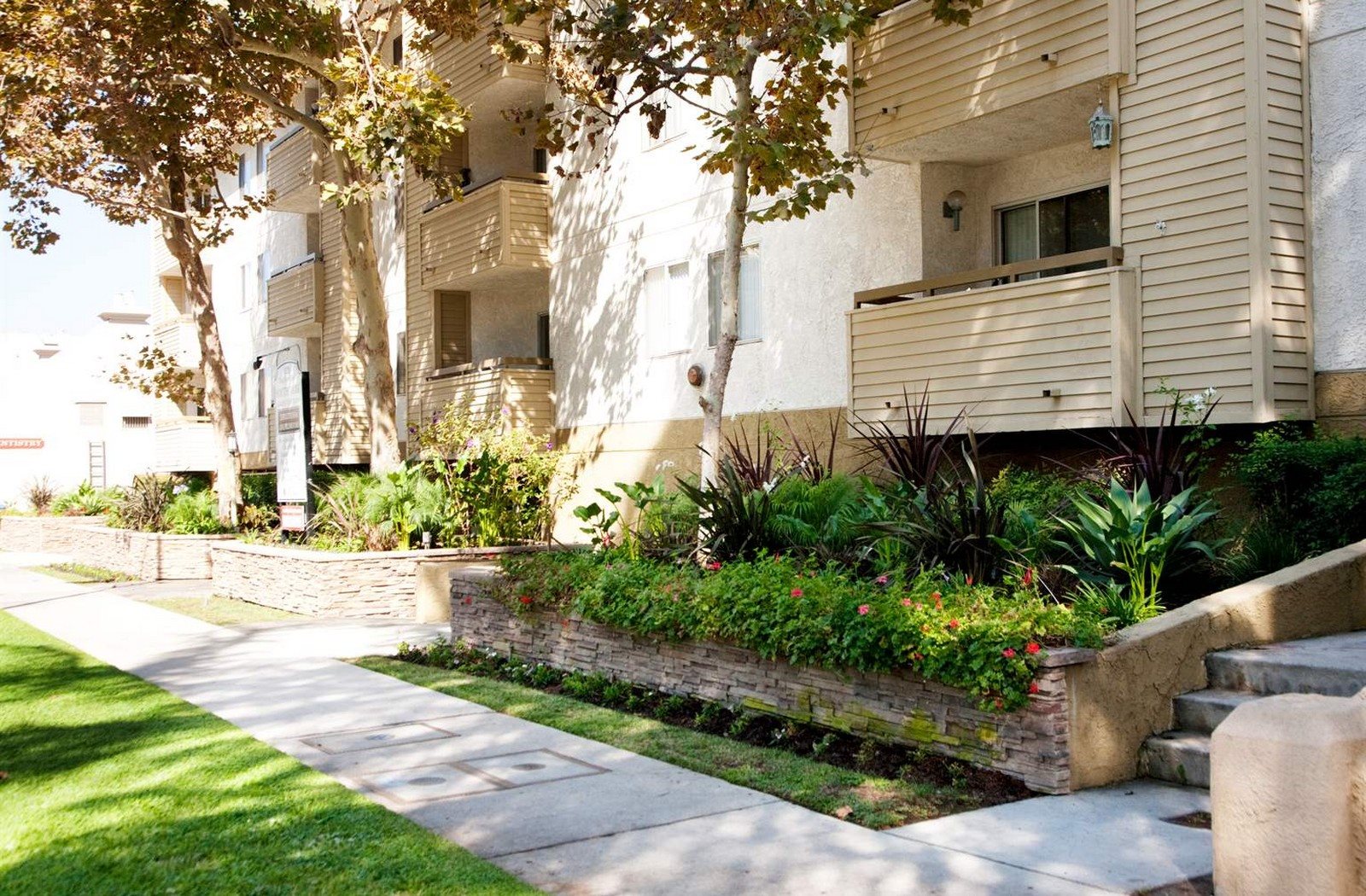 Apartments in Sherman Oaks Los Angeles CA 4320 Van Nuys Boulevard
