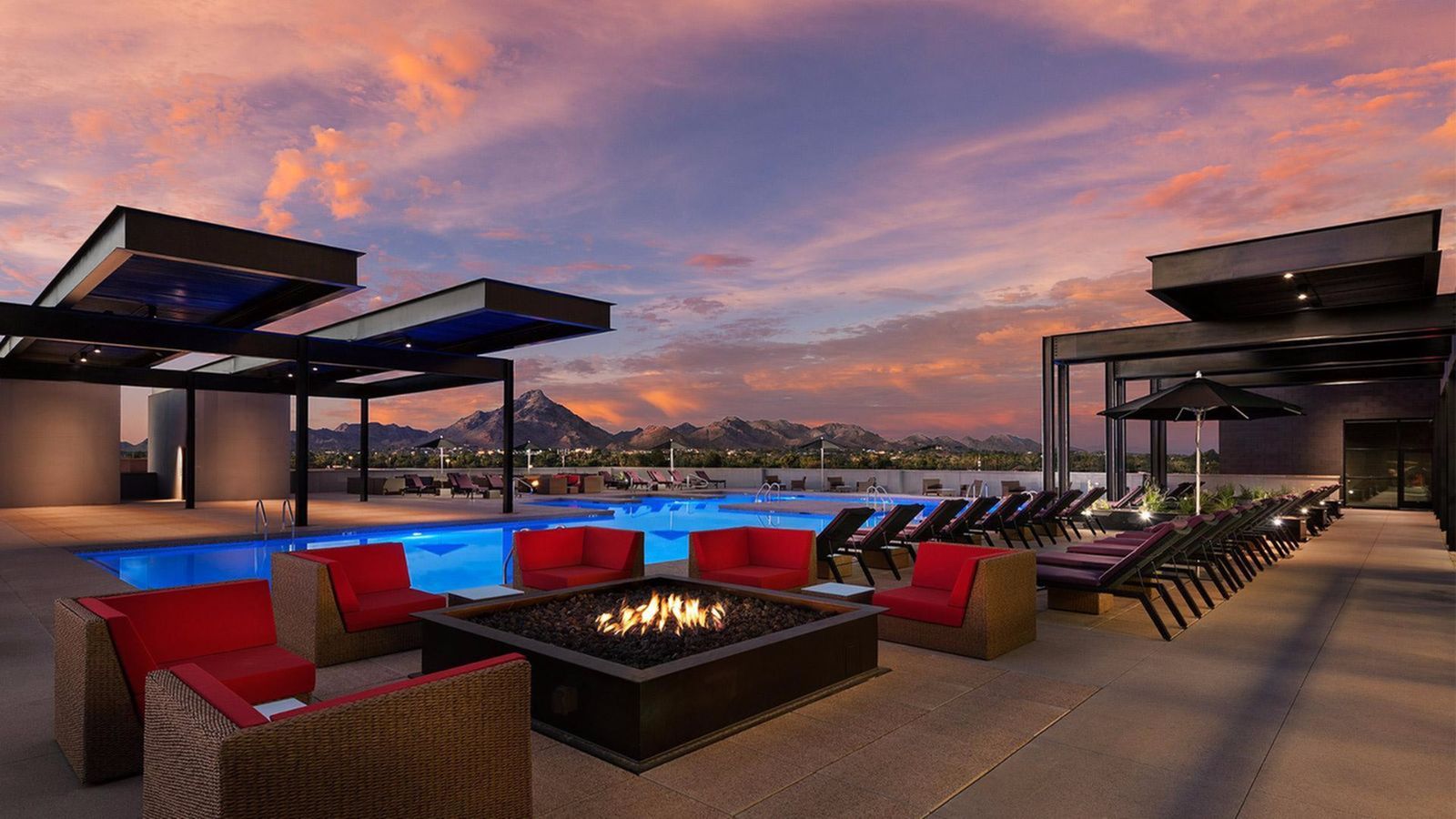The rooftop deck at The Trend at 51 Apartment Homes in Phoenix, AZ.