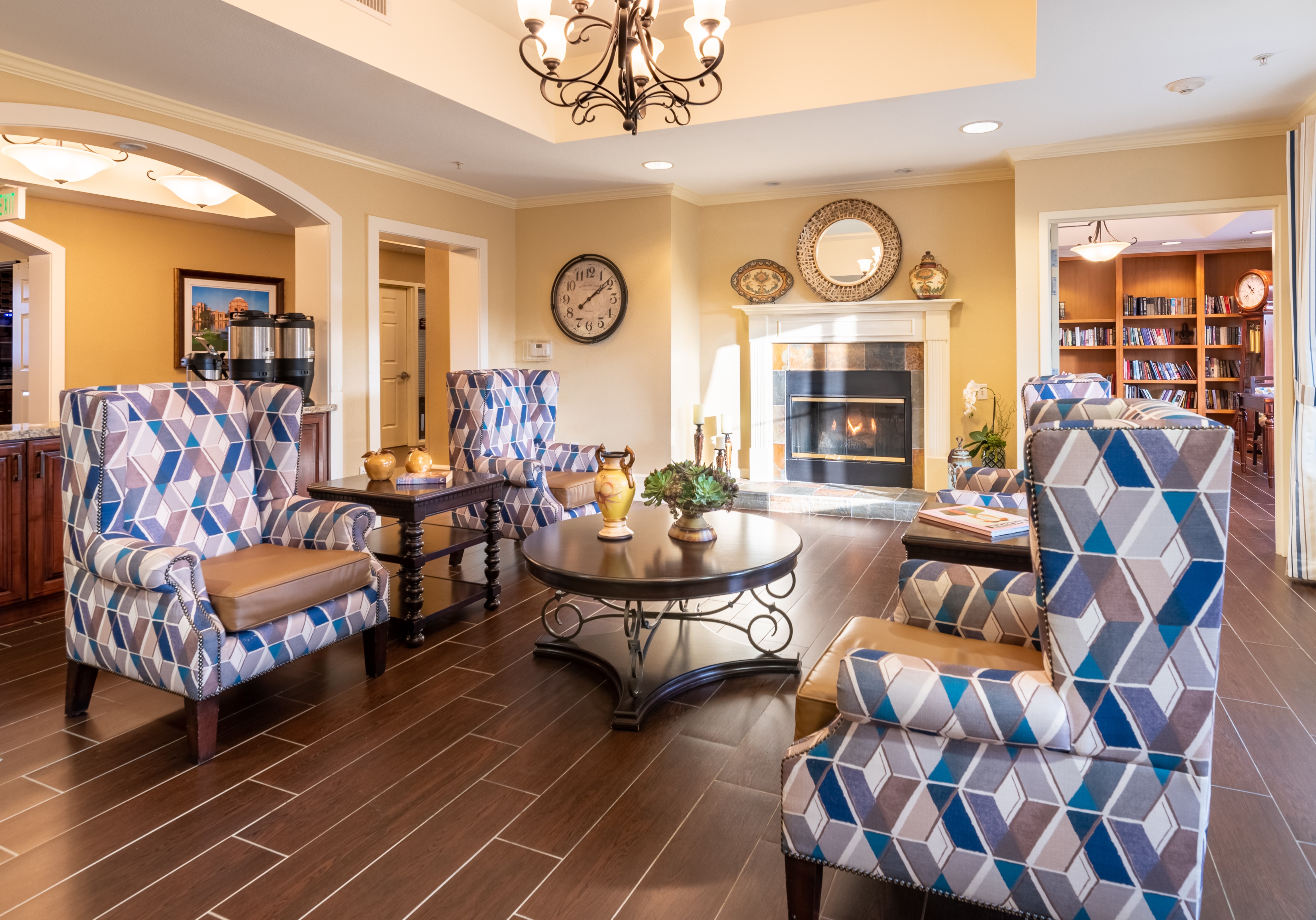 A pleasant, well-furnished lounge at Pacifica Senior Living Union City.
