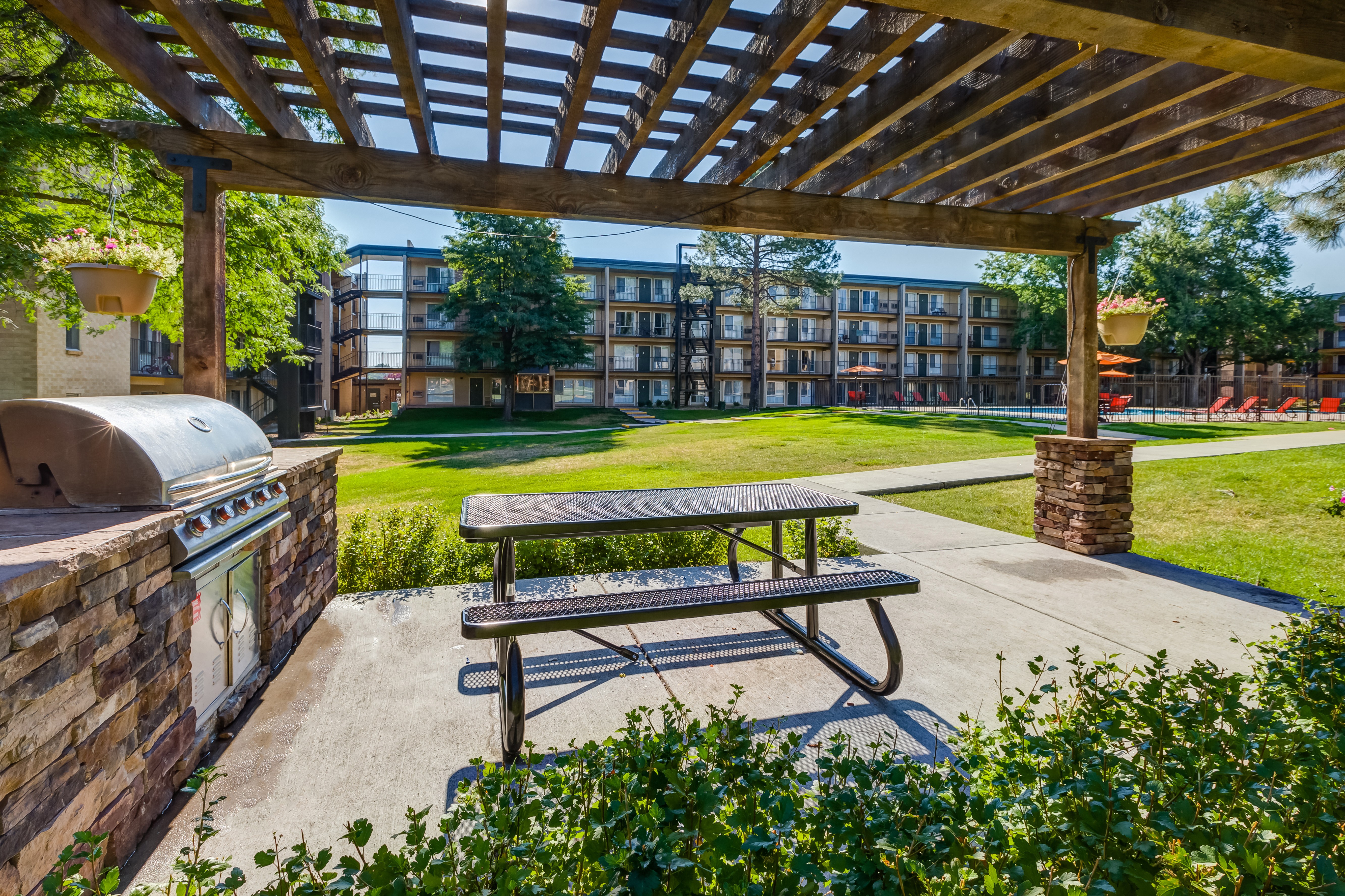 Picnic Area With Grilling Facility at Monaco Lakes, Denver, CO, 80222