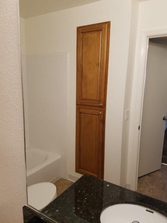 2x2L bathroom storage closed