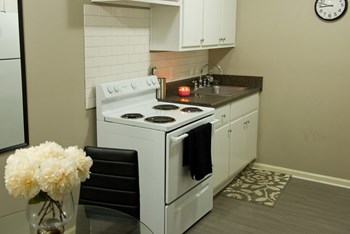 116 Brock Street 1-2 Beds Apartment for Rent - Photo Gallery 5