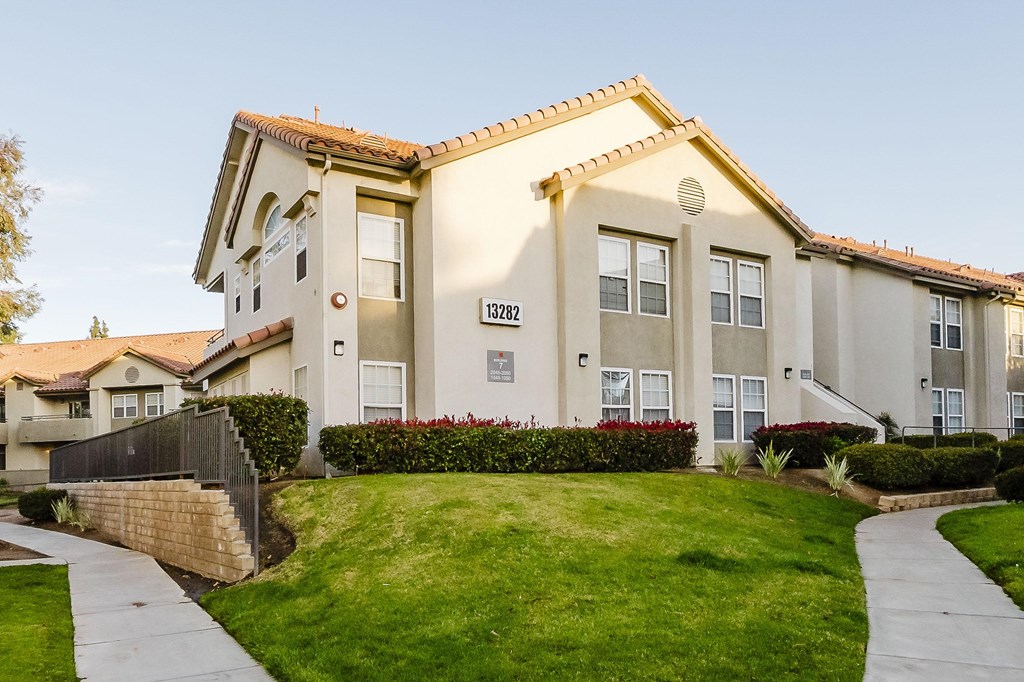 Green Lawn Walking Path at Legends at Rancho Belago, Moreno Valley, CA