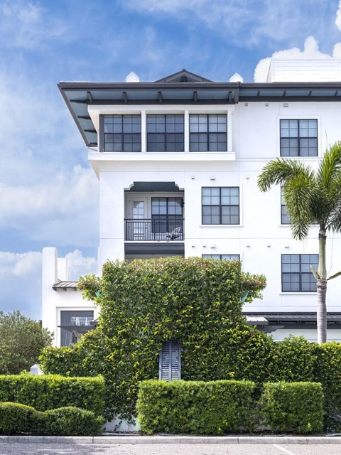 Lush greenery throughout the property at Azul Baldwin Park, Orlando