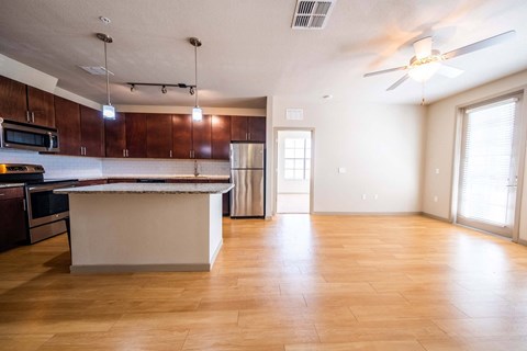 living room with a kitchen and a ceiling fan at Azul Baldwin Park, Orlando, Florida