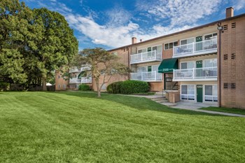 Green grass and apartment balconies at Park Greene Apartments 2641 Shadyside Avenue 1-3 Beds Apartment for Rent - Photo Gallery 3