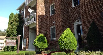 Exterior of Queens Ridge Apartments building