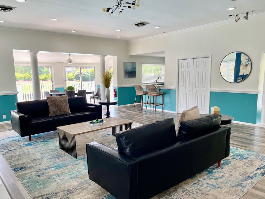 a living room with couches and a coffee table - Photo Gallery