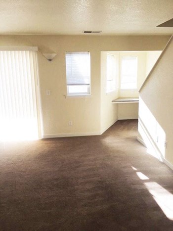 Union Place Living Room and Entrance - Photo Gallery 6