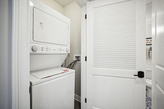 a laundry room with a washer and dryer and a white door at Park Kennedy, Washington