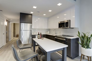 Fitted Kitchen With Island Dining at 1405 Point, Baltimore, 21231 - Photo Gallery 2