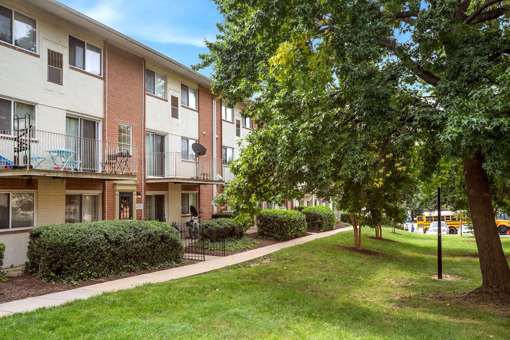 Courtyard With Green Space at The Fields of Alexandria, Virginia, 22304