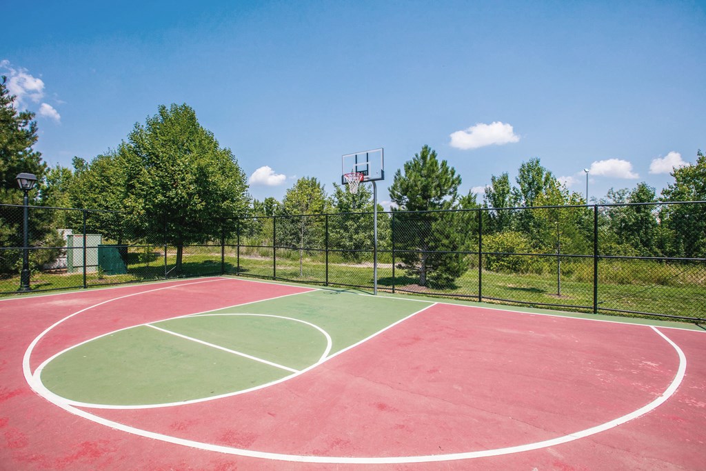 a basketball court at the whispering winds apartments in pearland, tx
