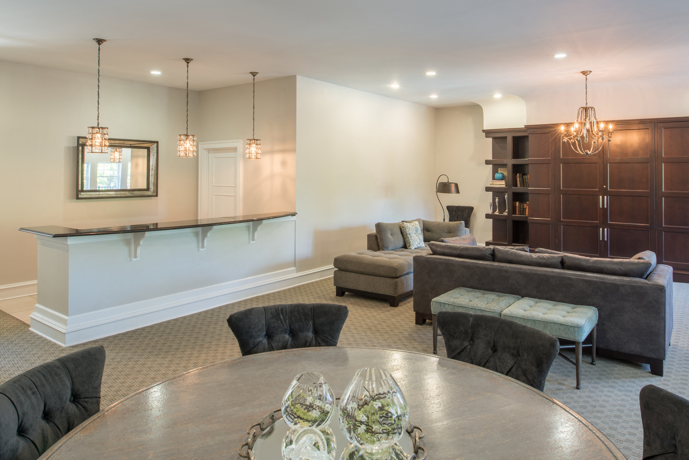 Resident clubhouse with lounge area, dining table, breakfast bar at Amberleigh apartments in Fairfax, Virginia 22031