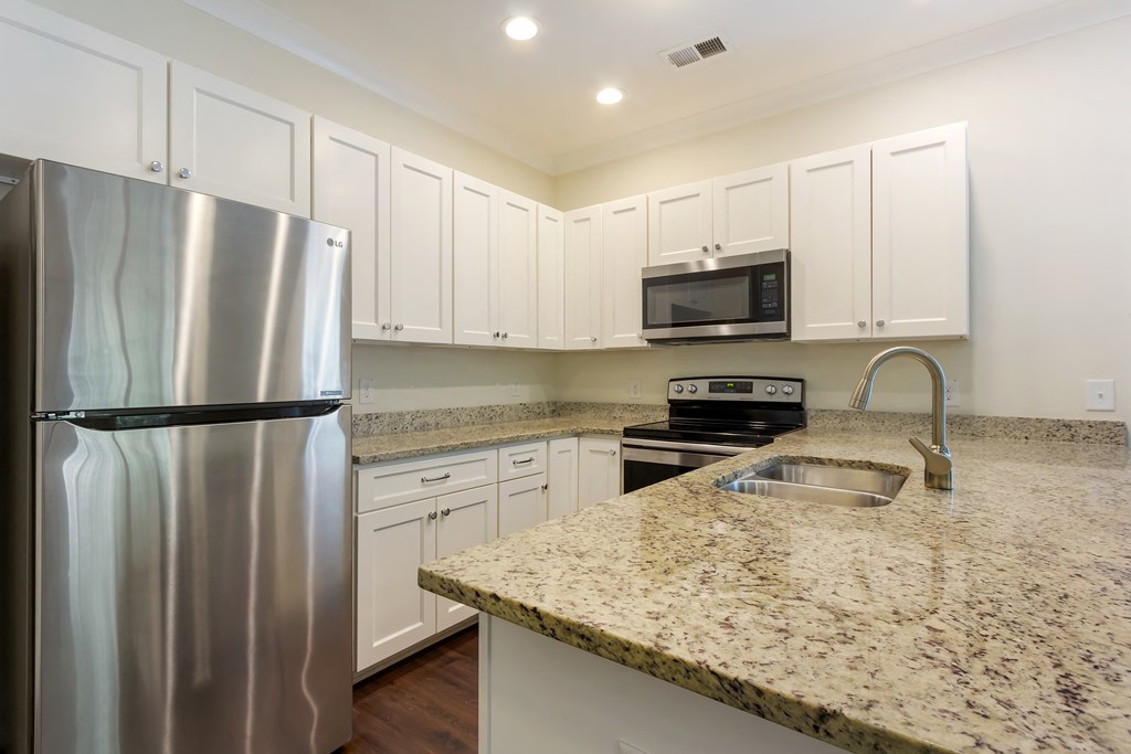 Kitchen Bar With Granite Counter Top at Waverly Place, North Charleston