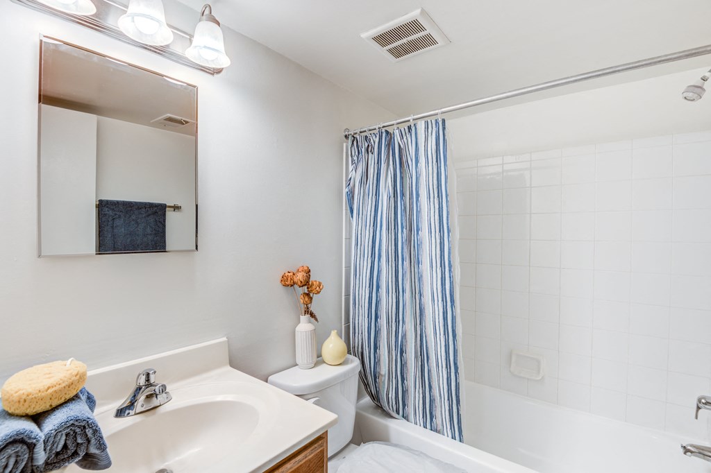 Bathroom With Bathtub at The Fields of Alexandria, Alexandria