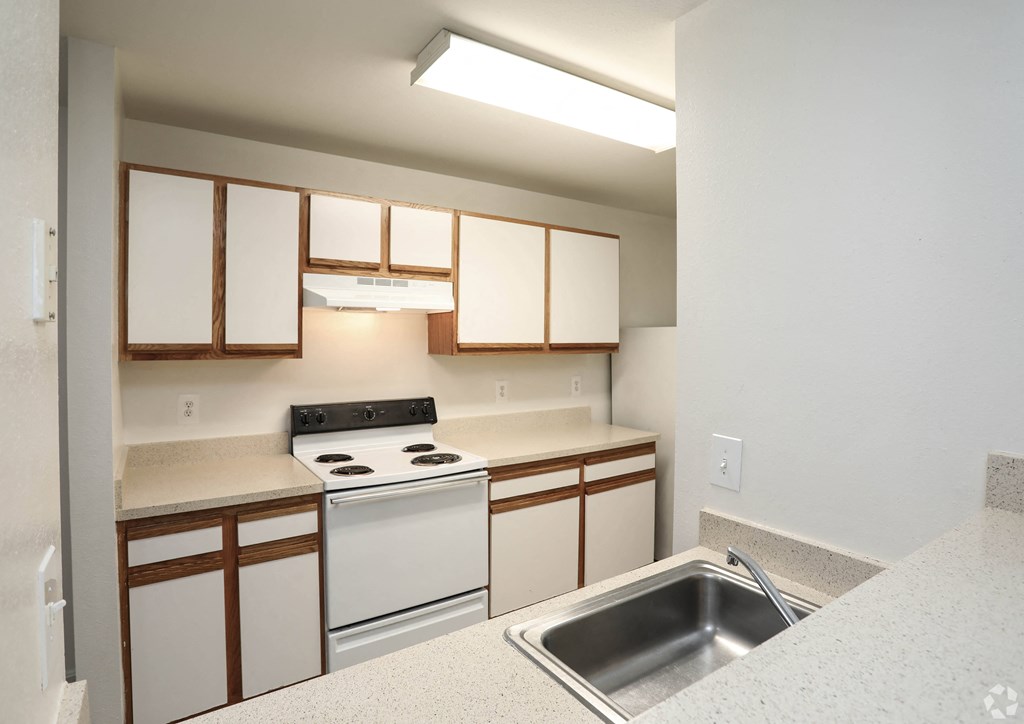 Electric Range In Kitchen at The Fields of Manassas, Manassas, VA, 20109