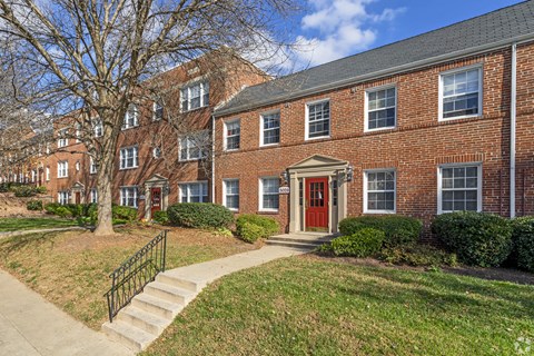 Courtyard With Green Space at The Fields of Bethesda, Maryland