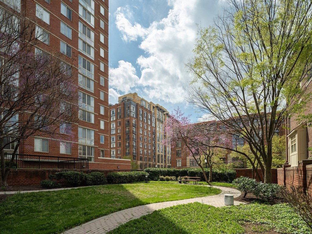 Exterior Apartment Buildingat Lincoln Old Town, Alexandria, VA 22314