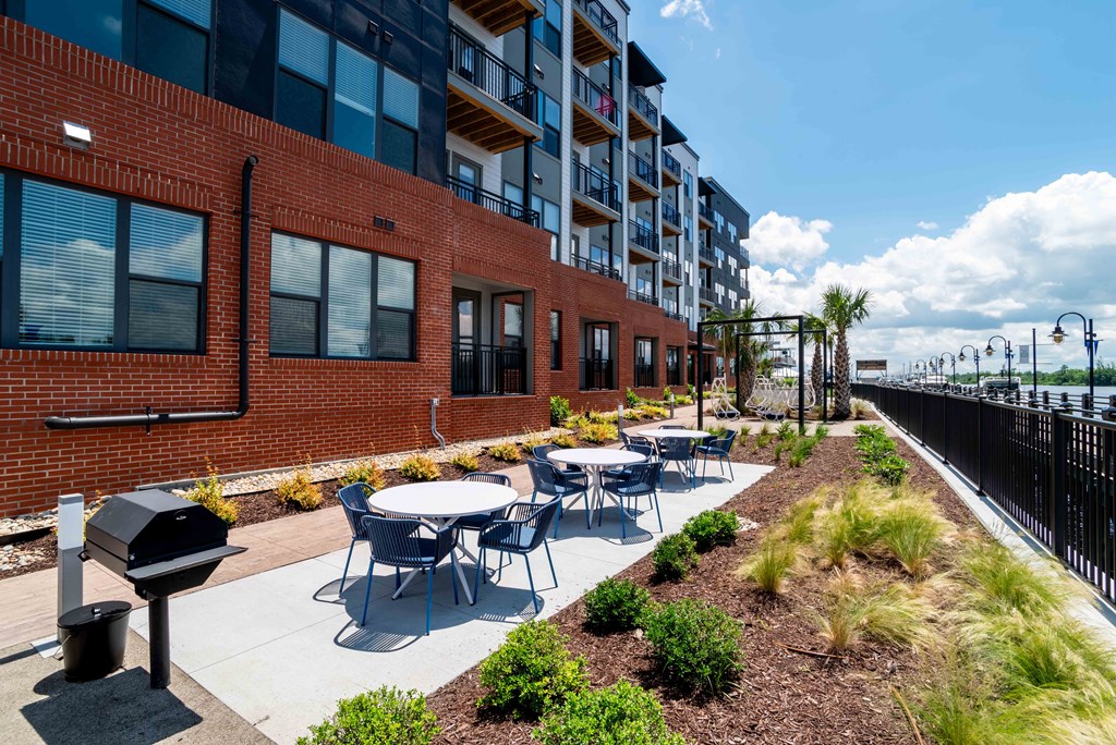 grill area with table and chairs at Metropolitan at the Riverwalk, Wilmington, North Carolina
