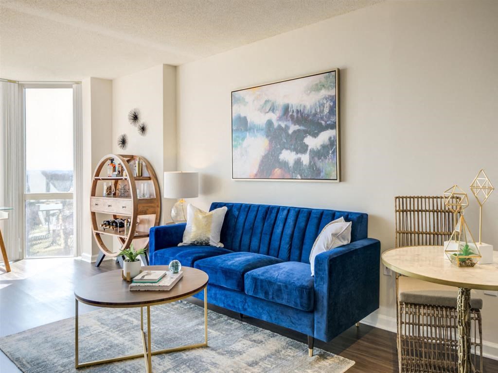 a living room with a blue couch at Lincoln Old Town, Virginia