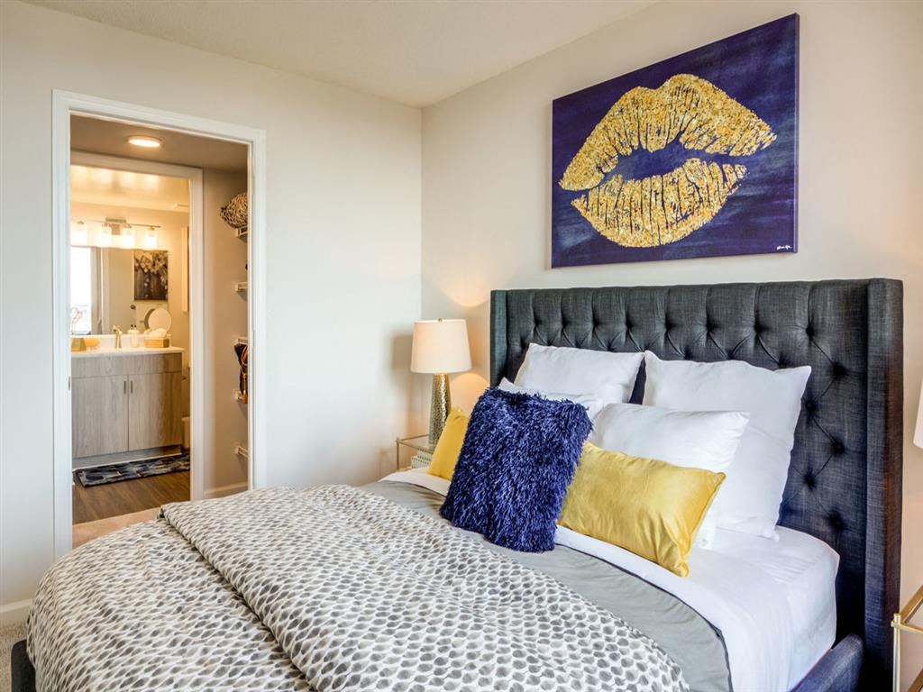 a bedroom with a bed and a painting of a kiss at Lincoln Old Town, Virginia, 22314