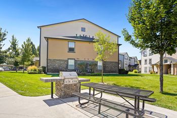 Picnic Table And BBQ at Bluffs Apartments, Bluffdale