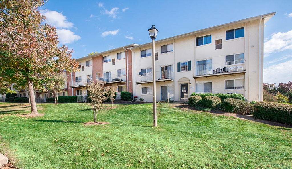 Lush Green Outdoor Spaces at The Fields of Alexandria, Alexandria, VA