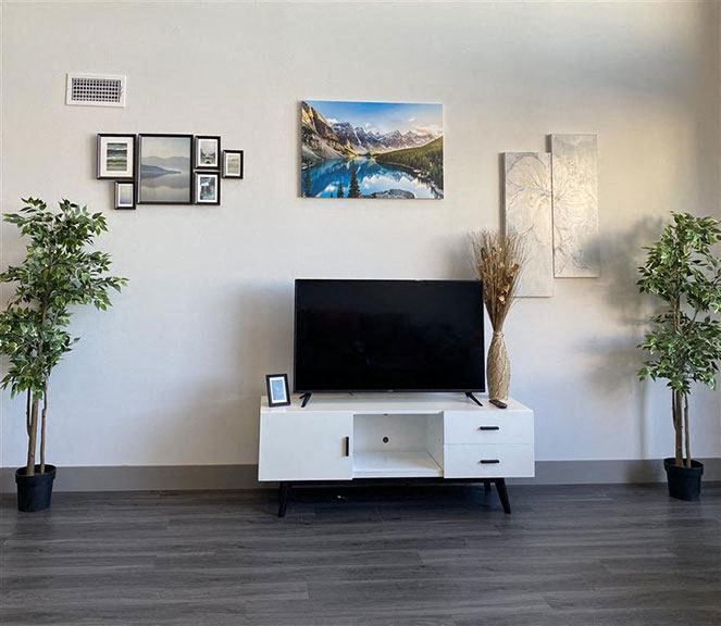 Living Room With Television at The Mansfield at Miracle Mile, Los Angeles