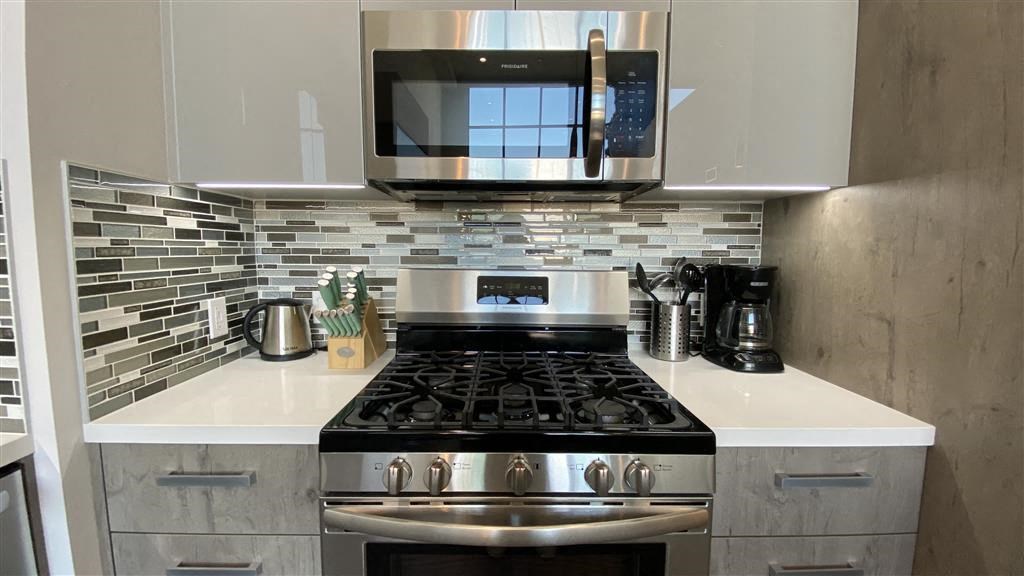 Electric Range In Kitchen at The Mansfield at Miracle Mile, Los Angeles, 90036