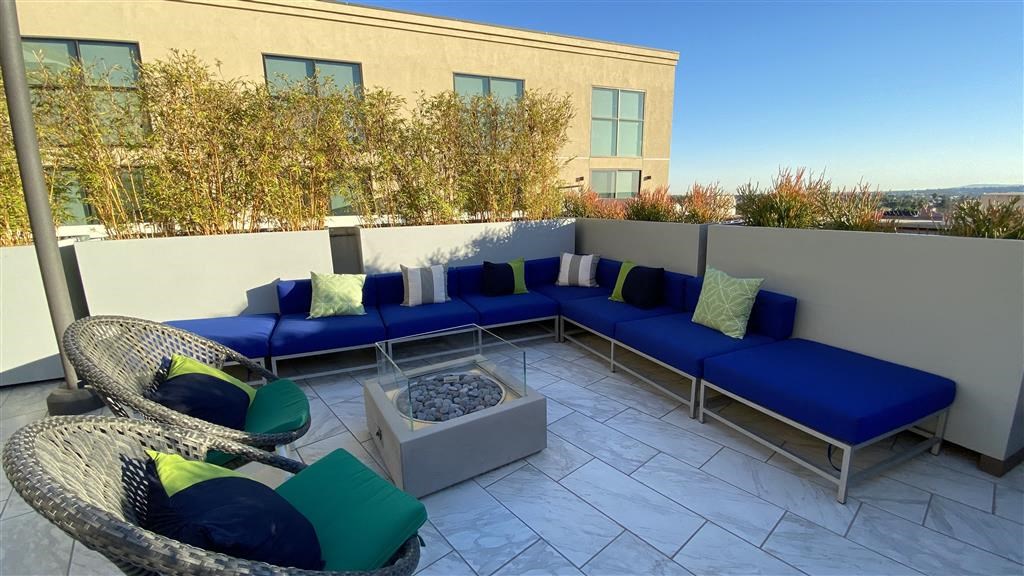 Outdoor Lounge Area With Fireplace at The Mansfield at Miracle Mile, Los Angeles, California
