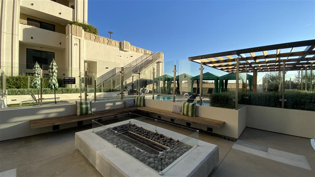 Poolside Lounge Area at The Mansfield at Miracle Mile, Los Angeles