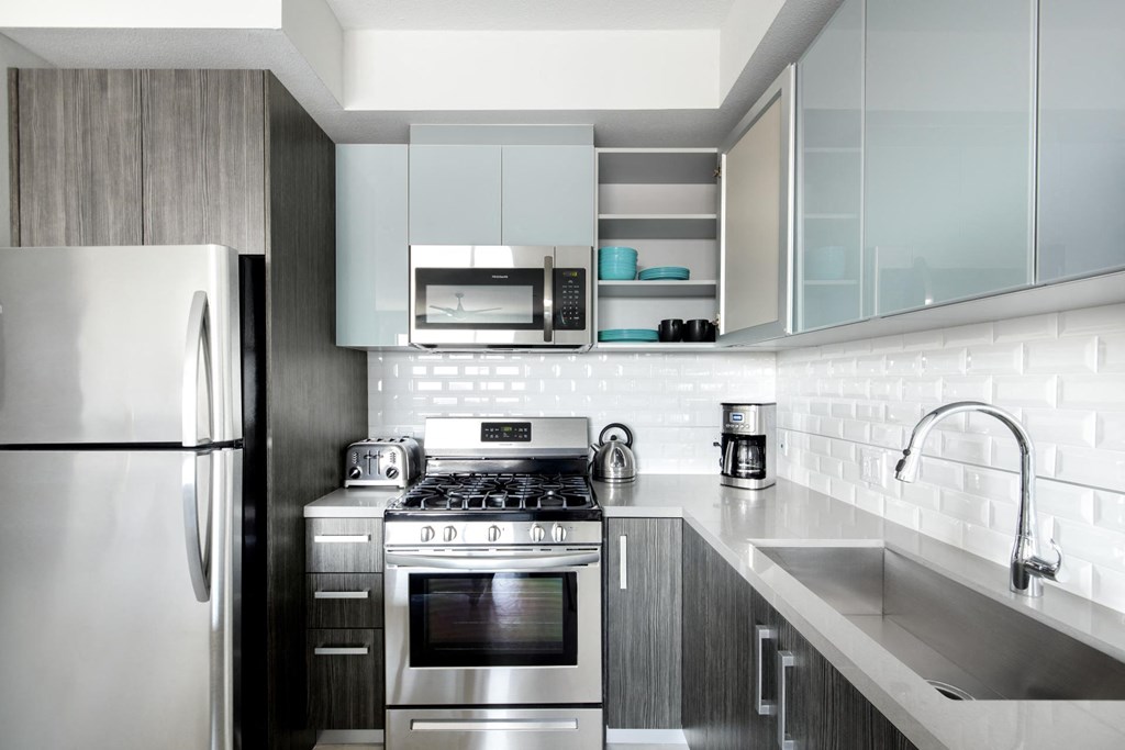Fully Furnished Kitchen With Stainless Steel Appliances at The Mansfield at Miracle Mile, Los Angeles