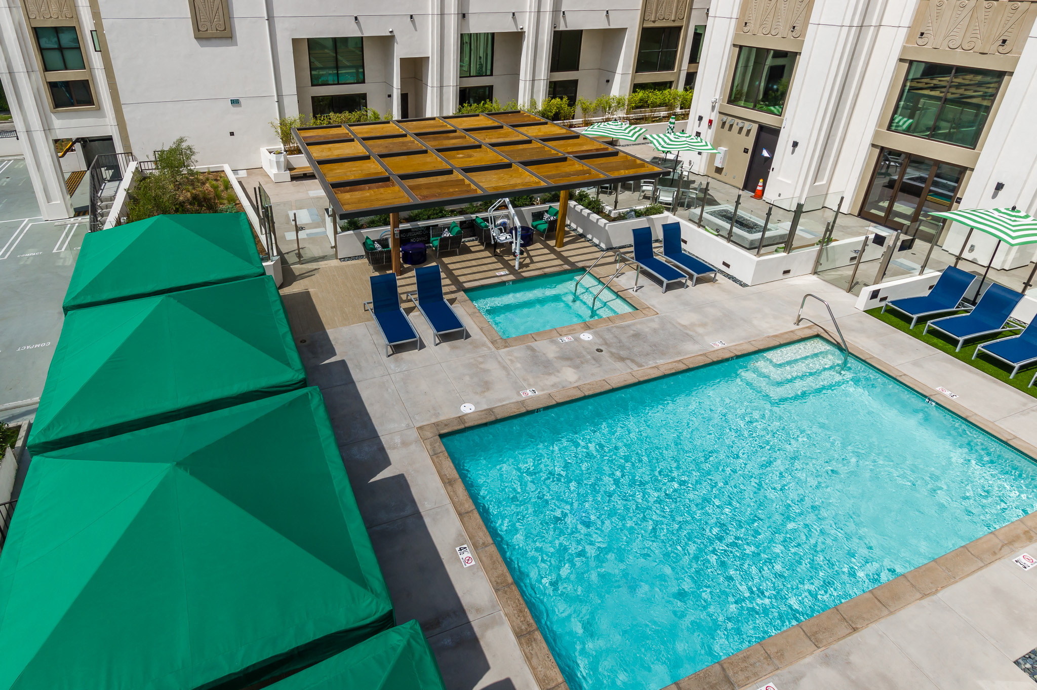Outdoor Swimming Pool at The Mansfield at Miracle Mile, Los Angeles, California