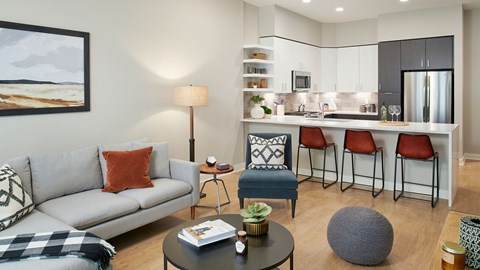 Epoque Golden apartment with open-concept living room and kitchen, quartz island, stainless-steel appliances and modern finishes.