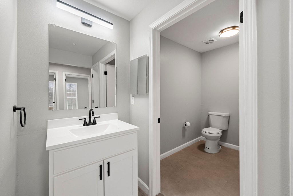Bathroom Bathroom at 2000 Oasis  Apartments, Atlanta, 30316
