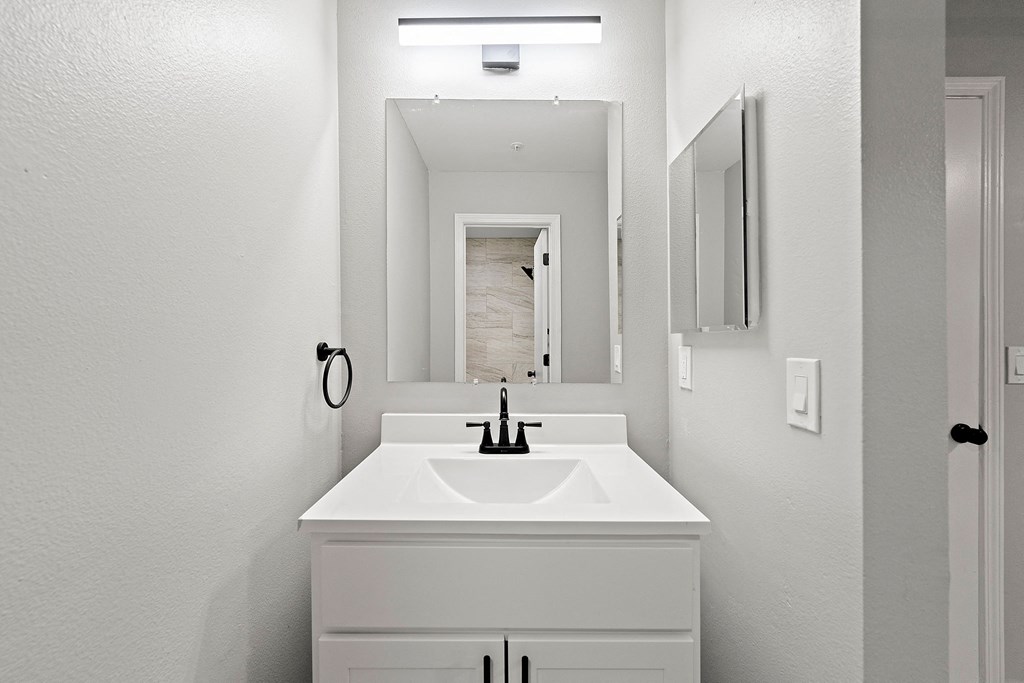 Bathroom Bathroom at 2000 Oasis  Apartments, Atlanta, 30316