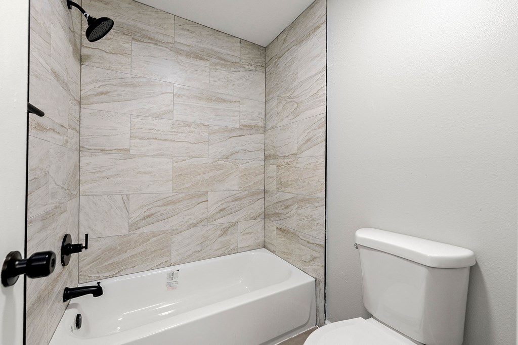 Bathroom Bathroom at 2000 Oasis  Apartments, Atlanta, 30316