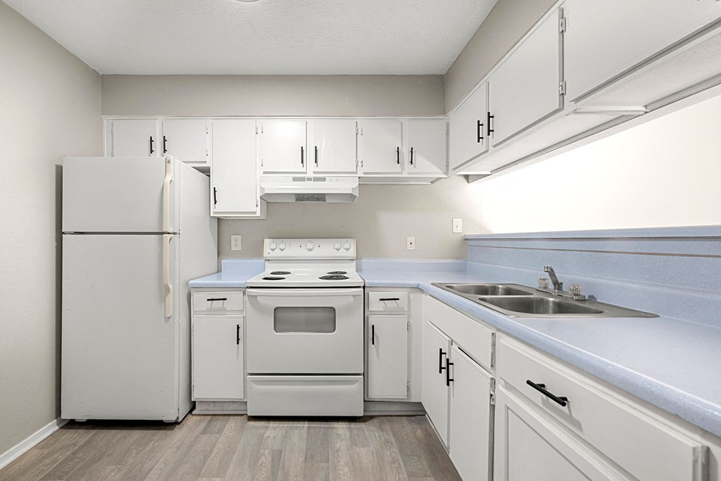 Kitchen with appliances Kitchen with appliances at 2000 Oasis  Apartments, Atlanta, 30316