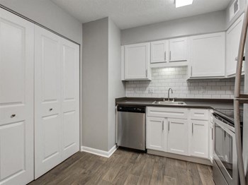 Upgraded Kitchen Stainless Steel Appliances - Photo Gallery 2