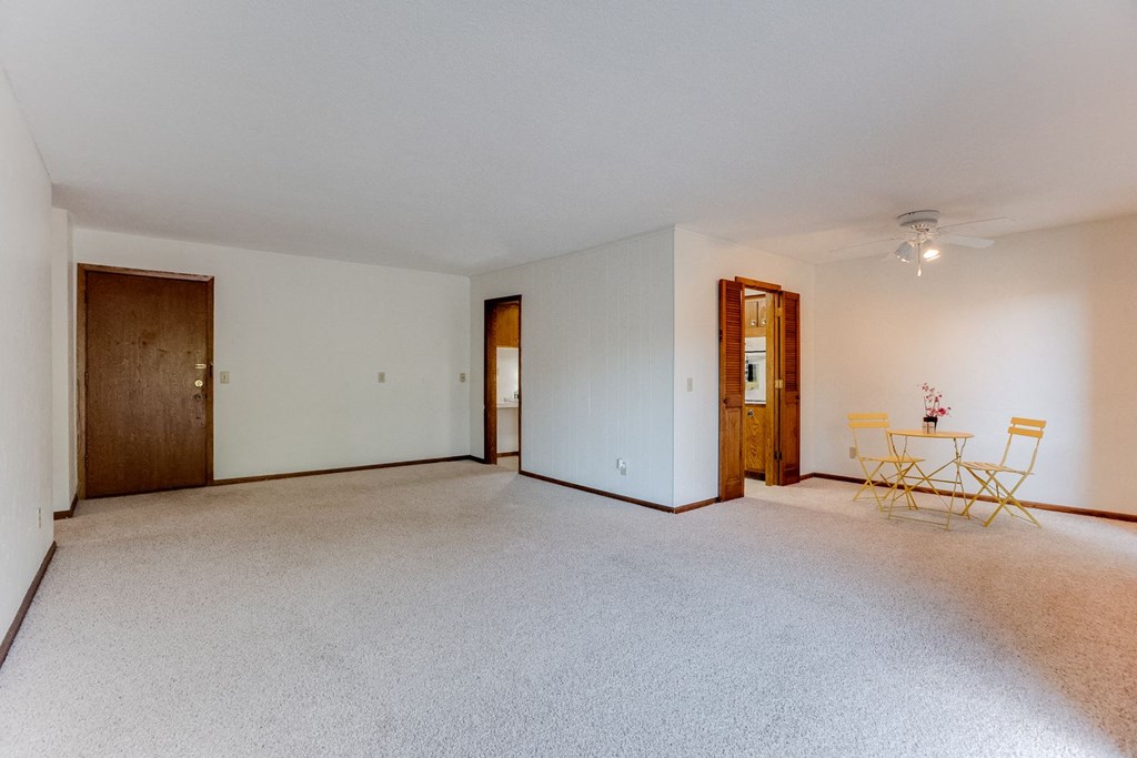 Vacant Living Area at Wayzata Woods Apartments, Wayzata, 55391
