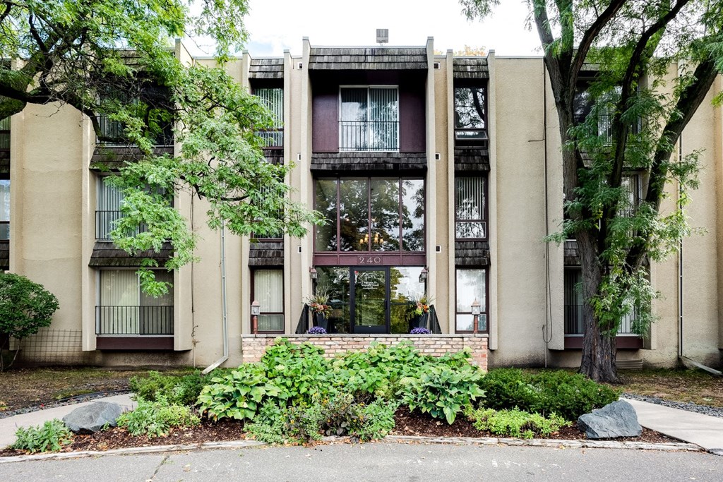 Property Exterior at Wayzata Woods Apartments, Minnesota, 55391