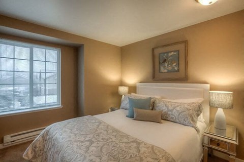 Gorgeous Bedroom at Canterbury Apartments, Washington, 98373