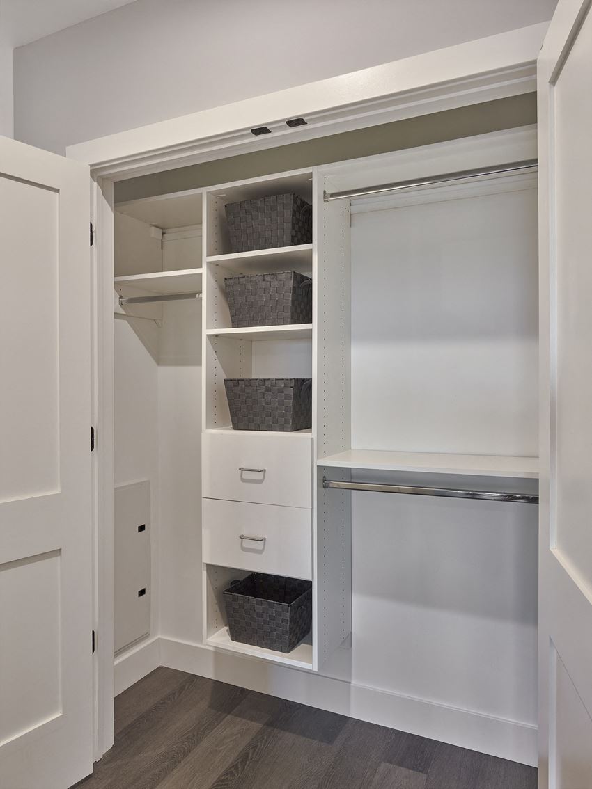 Residences custom built-in closets, large walk in cloests - Photo Gallery
