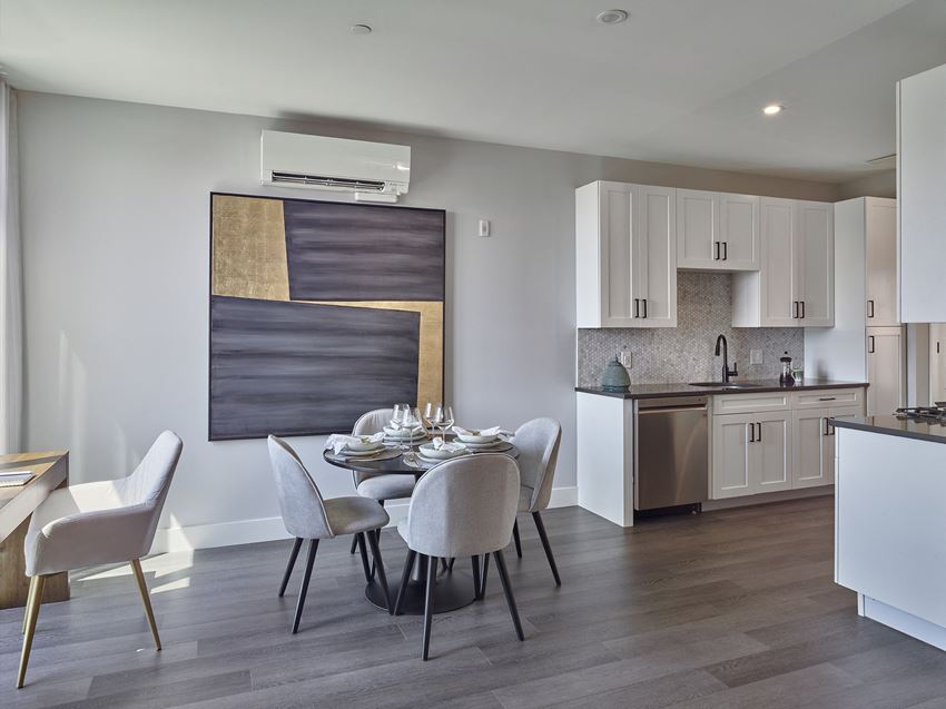 Residences Large one bedroom with hardwood flooring and chef-inspired kitchen - Photo Gallery