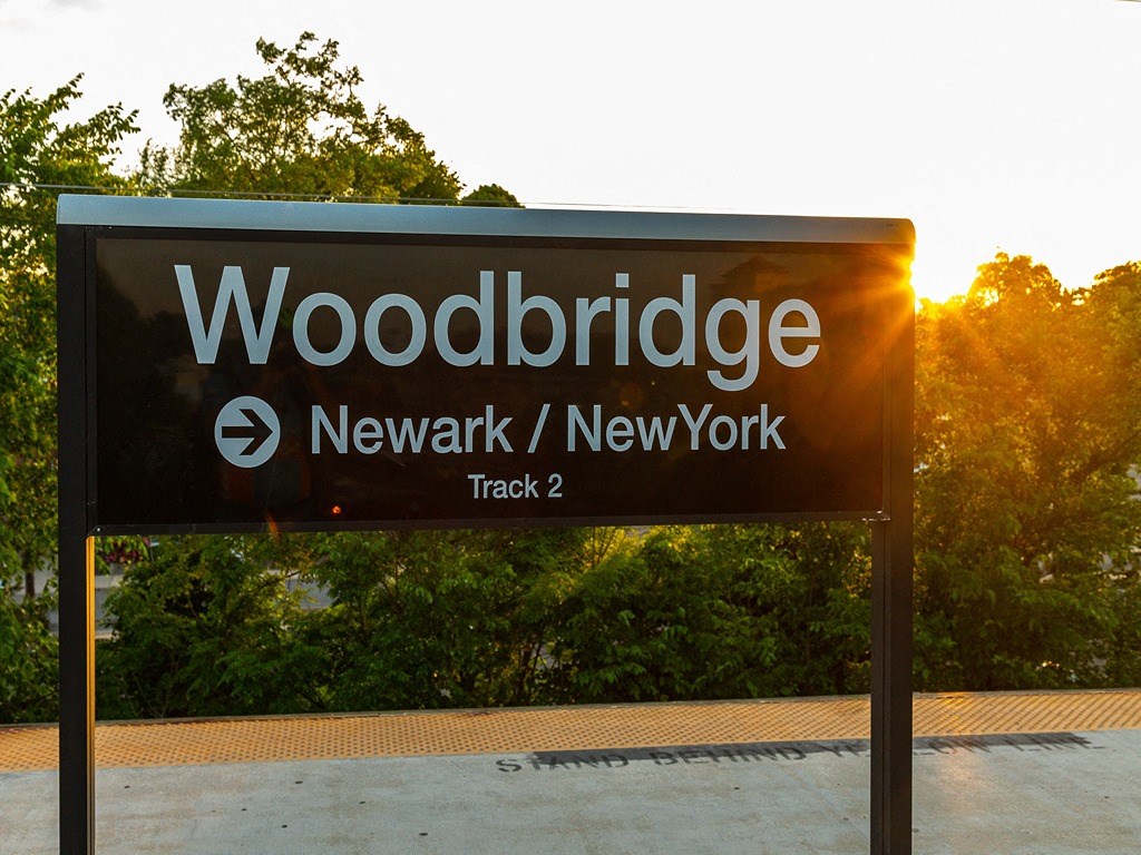 a sign that reads track 2