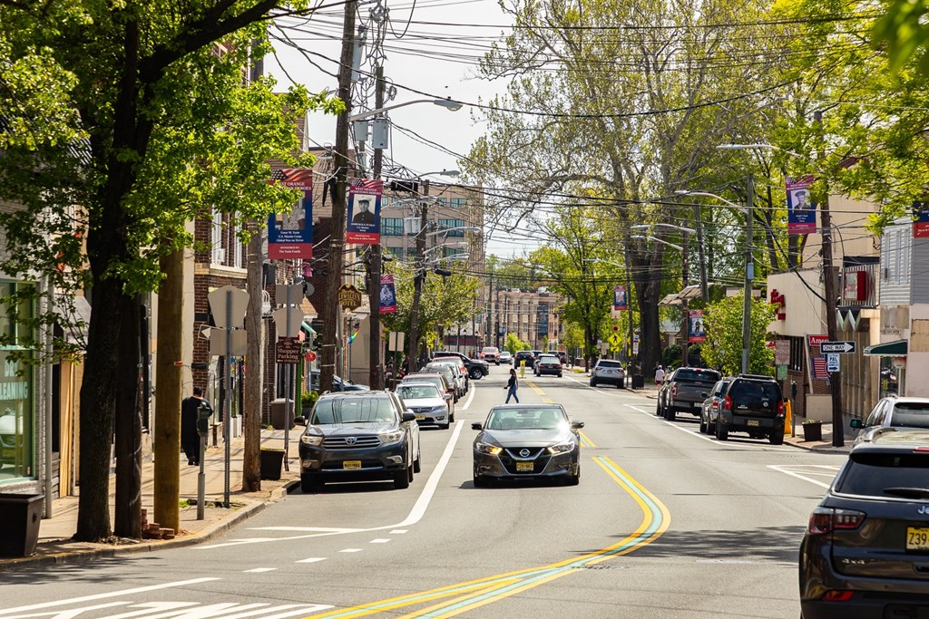 outside, walking distance, shopping, restaurants, neighborhood, town, orange